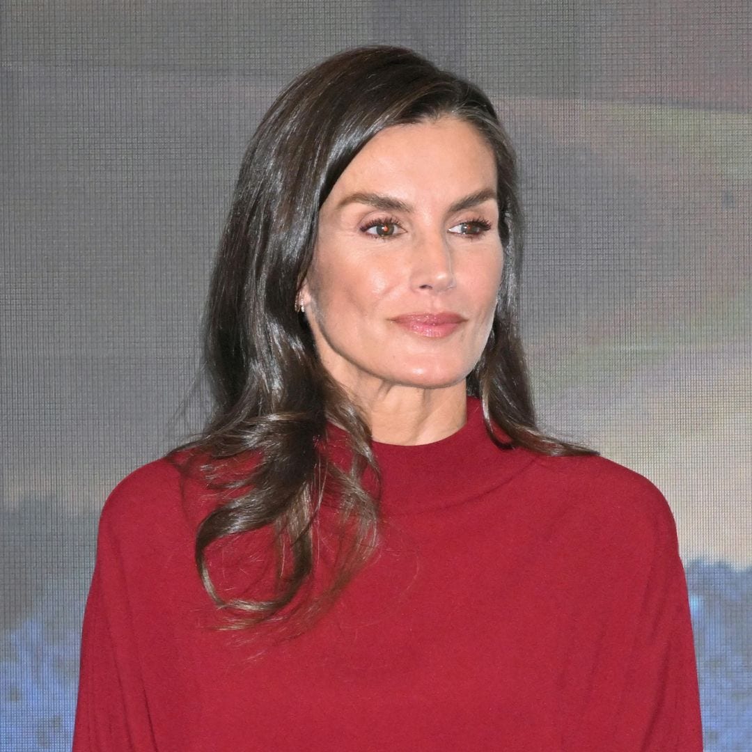 La reina Letizia recicla y parece que va de estreno: el vestido ‘cherry’ de Massimo Dutti que también tiene Máxima