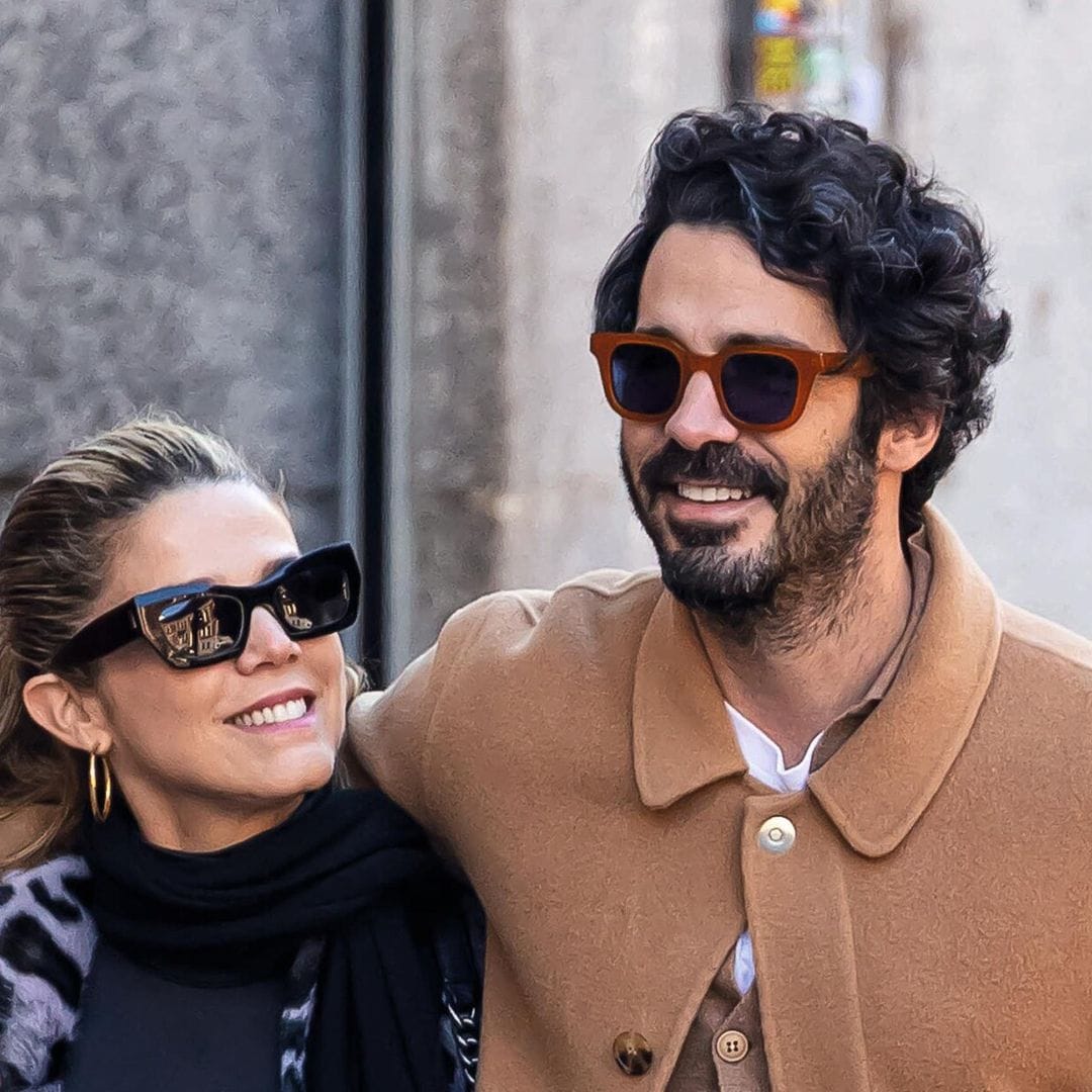 En ¡HOLA!: Juana Acosta y su novio, Pablo, derroche de amor en cada esquina