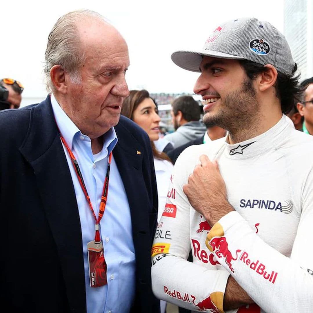 El rey Juan Carlos asiste al Gran Premio de Abu Dabi para apoyar a los pilotos españoles