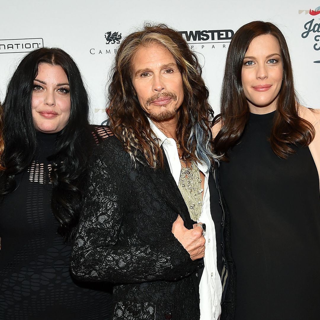 La sorprendente historia de cómo Mia y Liv Tyler descubrieron que eran hermanas en un concierto de Aerosmith