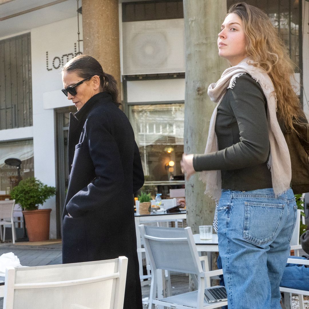 El divertido plan de Laura Ponte con sus hijos Luis y Laura, nietos de la infanta Pilar, en una terraza de Madrid