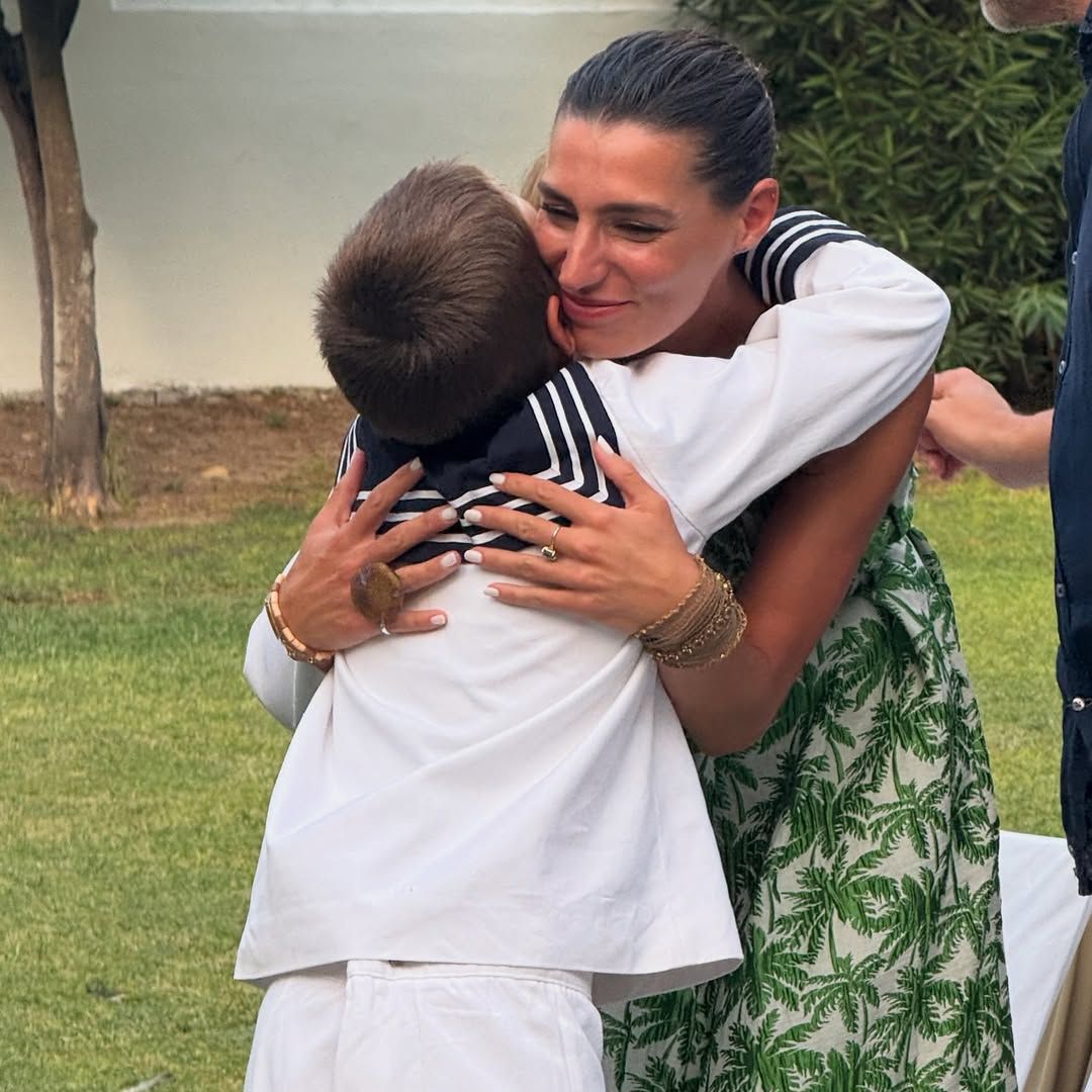 Eugenia Osborne reúne a toda su familia en un emotivo día para celebrar la Comunión de su hijo en Jerez