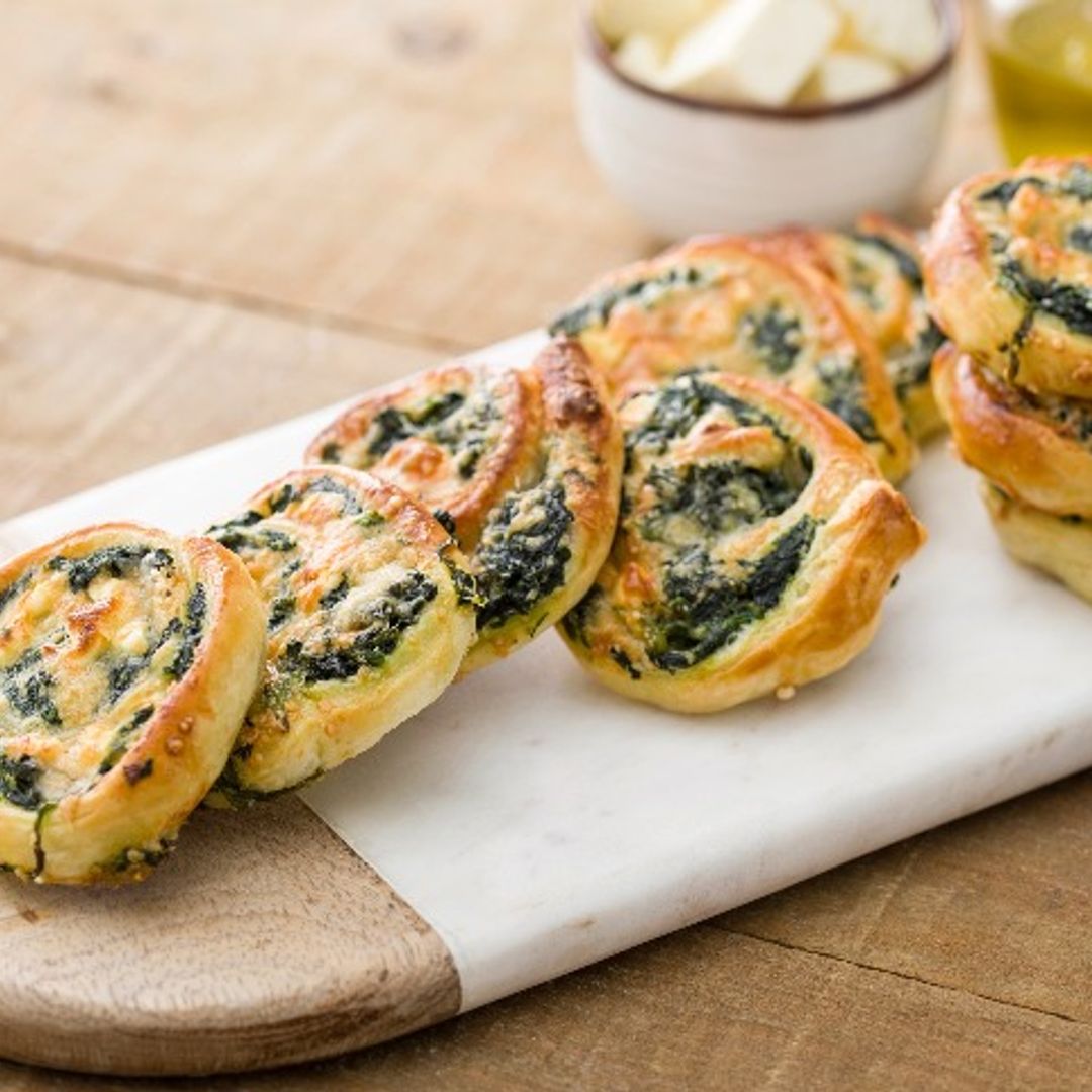 Espirales de hojaldre con espinacas y queso feta