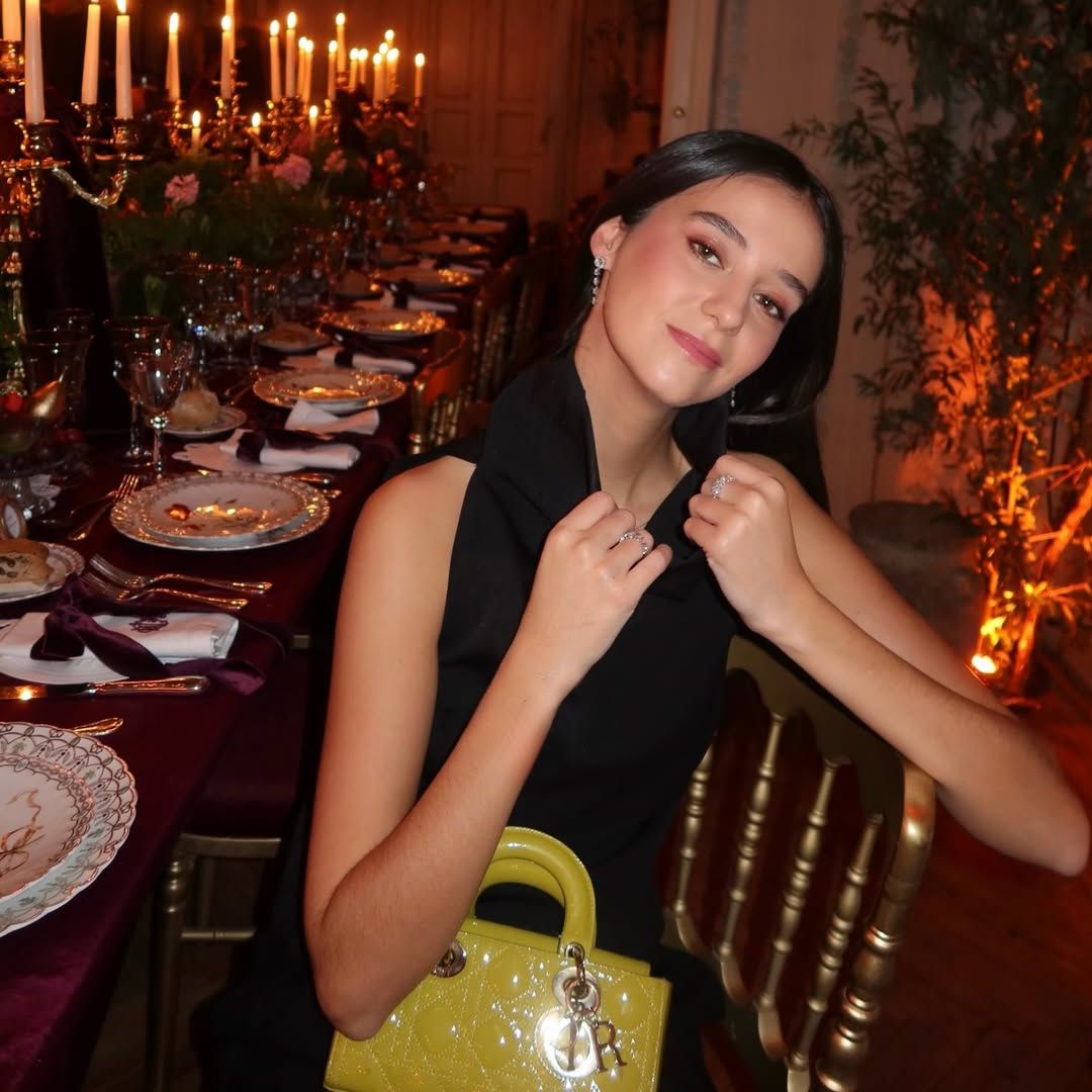 El bolso amarillo de Victoria Federica que eleva su look negro en una cena de Navidad junto a Mafalda de Bulgaria