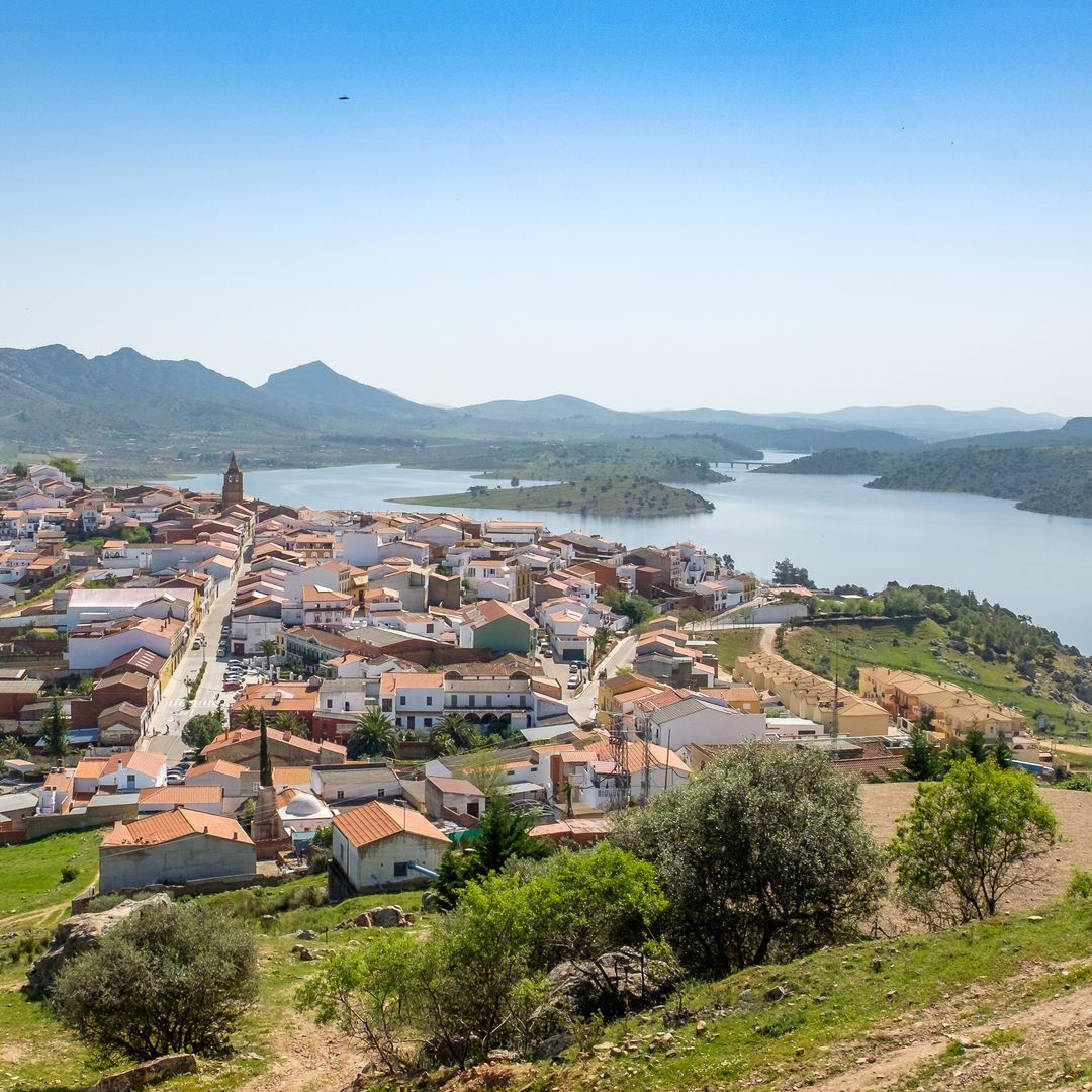 Castillos en ruinas, senderos infinitos y un embalse de postal: el pueblo extremeño que casi nadie conoce