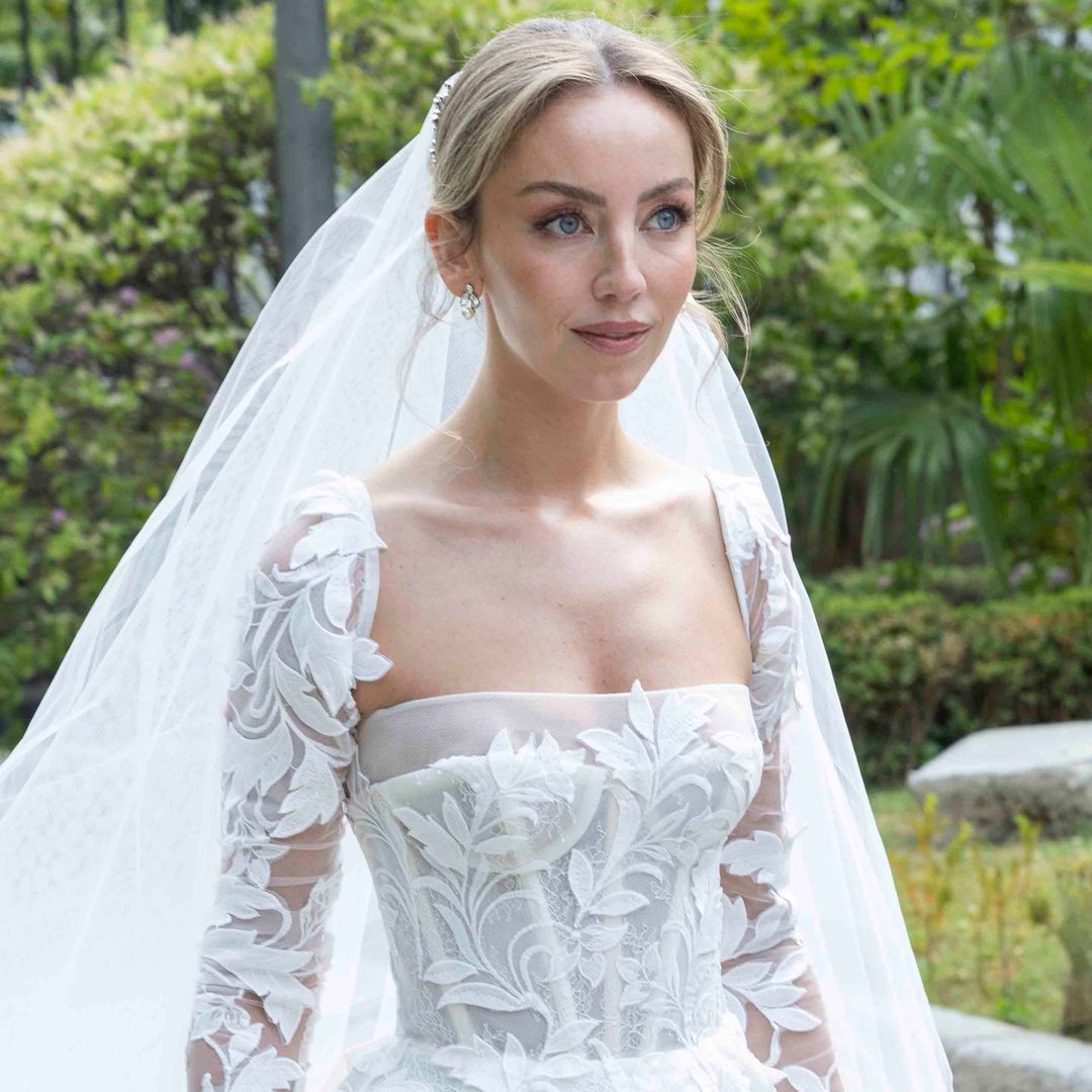 IMÁGENES EXCLUSIVAS. Un vestido de novia mexicano y un ramo de peonías: todos los detalles del look de Lucrecia Tabotto en su boda con Alejandro, hijo de Rafael Hernando