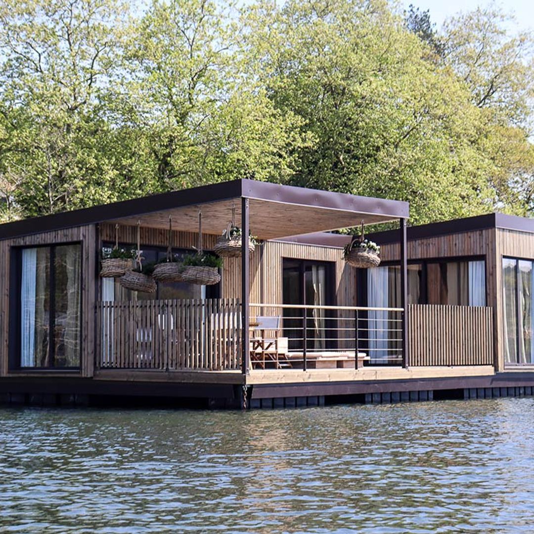 La experiencia de dormir en un lodge flotando en el lago