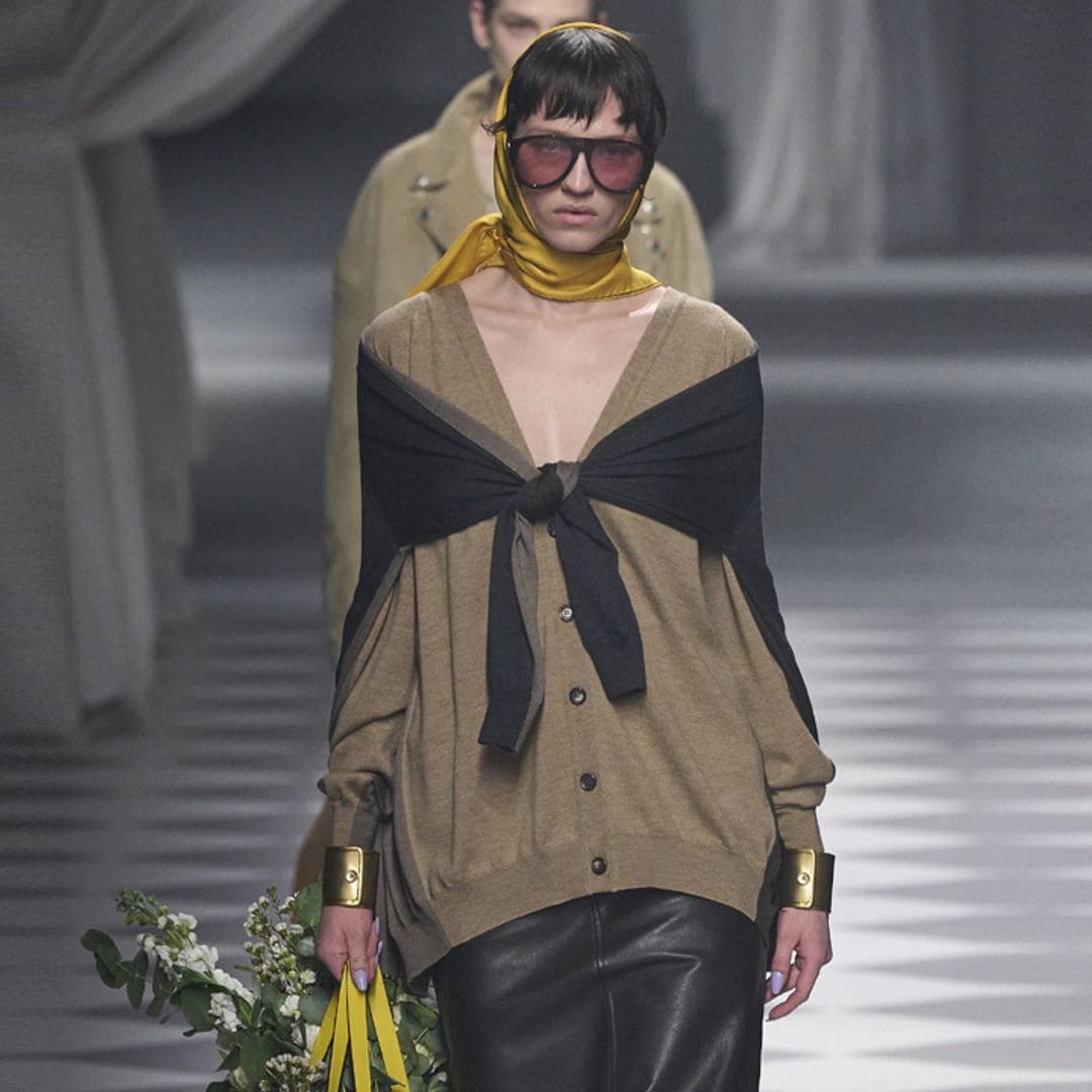 Moschino vuelve a sus orígenes con un nuevo diseñador: surrealismo y proporciones exageradas