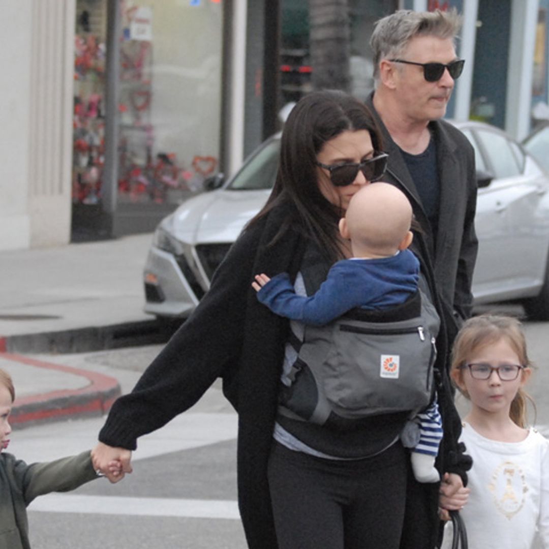 Hilaria y Alec Baldwin disfrutan de un día en familia con su 'mini-ejército' particular