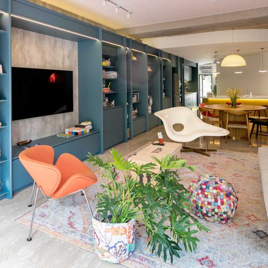 Un apartamento dúplex con colores vibrantes