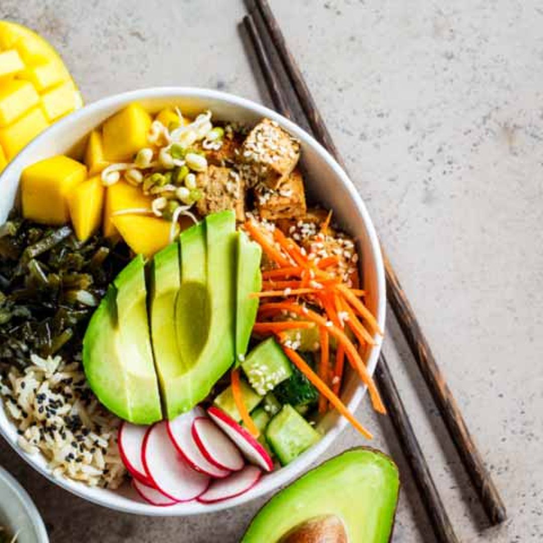 'Poke bowl' con arroz, aguacate, mango y tofu
