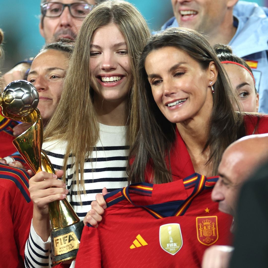 La infanta Sofía con la reina Letizia, cuando la selección femenina de fútbol se proclamó campeona del mundo