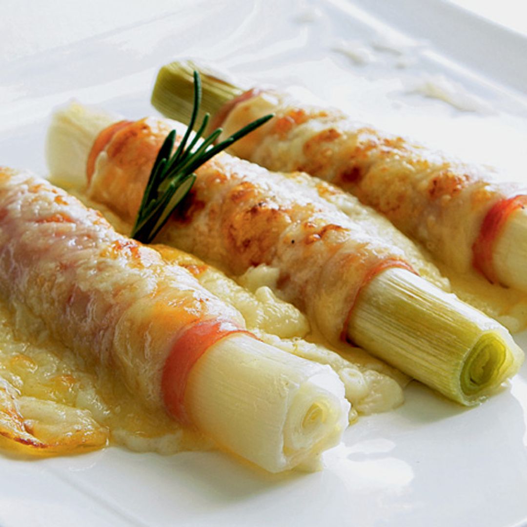 Puerros gratinados con jamón y queso