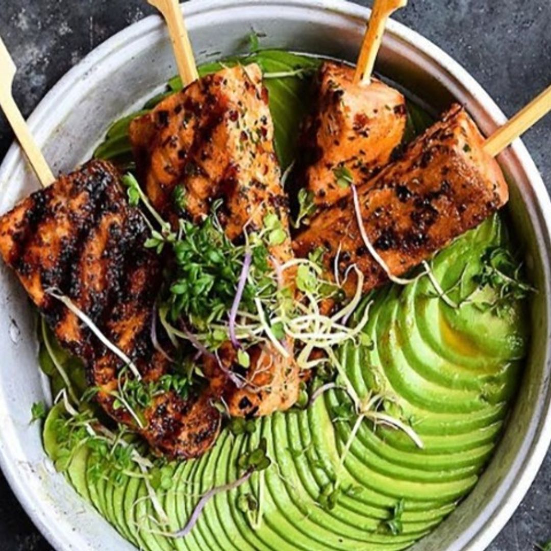 Brochetas de salmón con aguacate