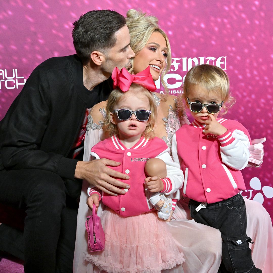 Los hijos de Paris Hilton, de 2 y 1 año, apuntan maneras: looks, actitud y gafas de sol en el estreno del documental de su madre