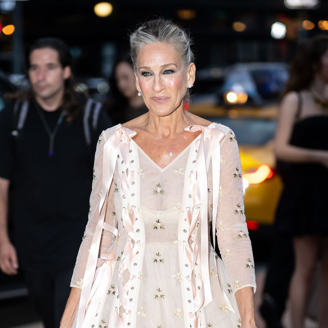 Sarah Jessica Parker luce sus canas (con orgullo) y una espectacular melena XL