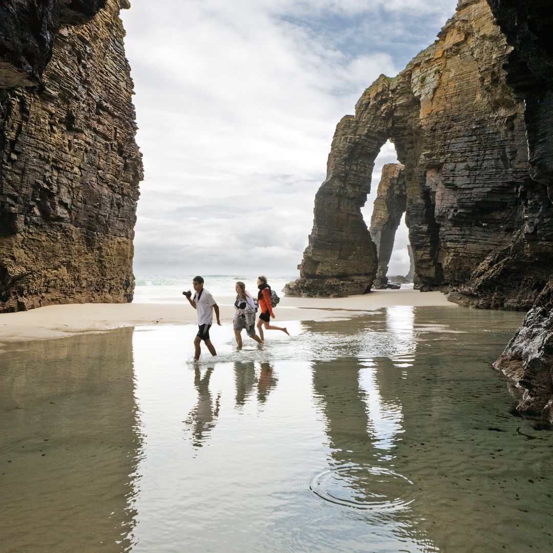 Cuando baja la marea, se puede caminar bajos los arcos y bóvedas naturales de la playa de Las Catedrales.
