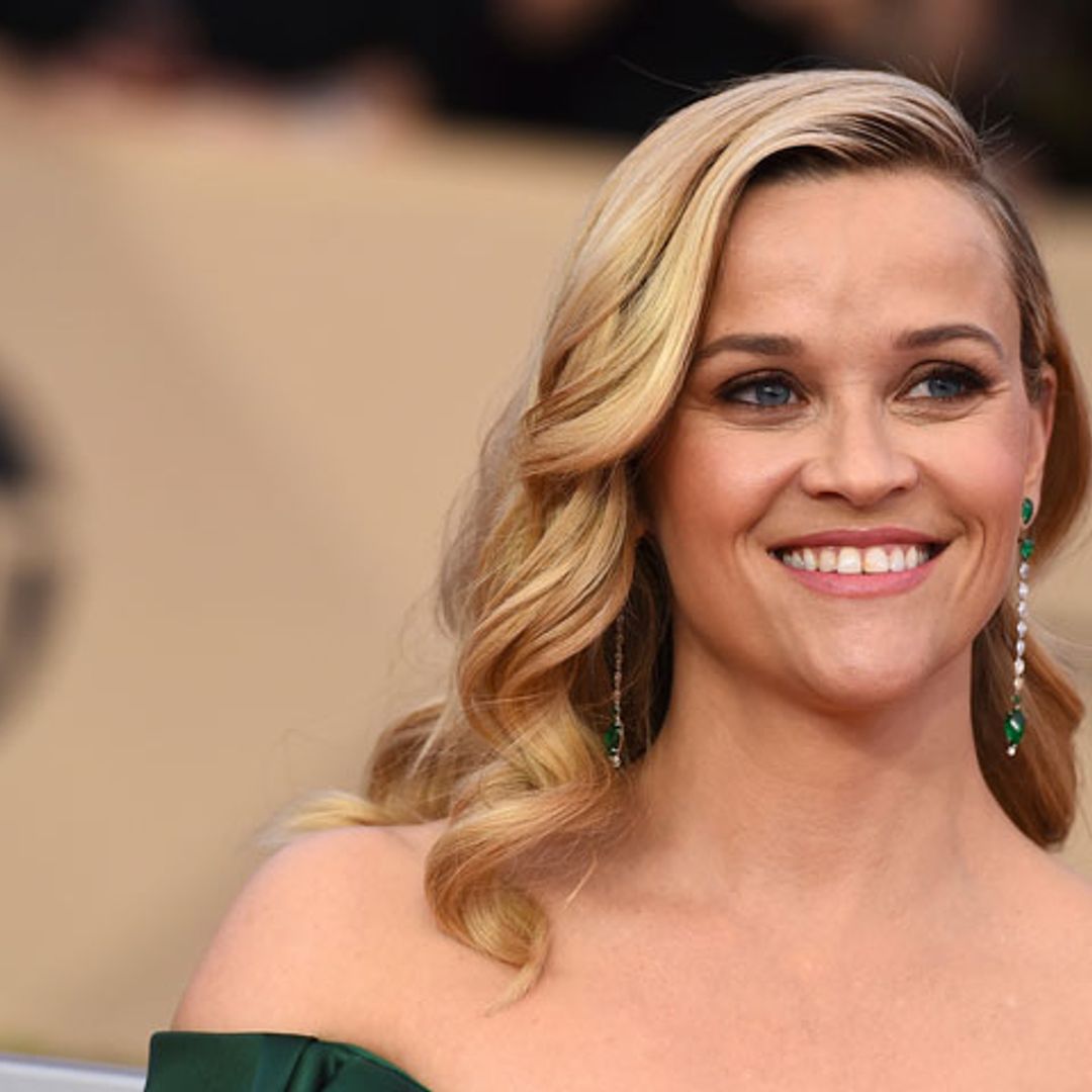 Reese Witherspoon arrasa en las redes limpiando (personalmente) su estrella de la fama