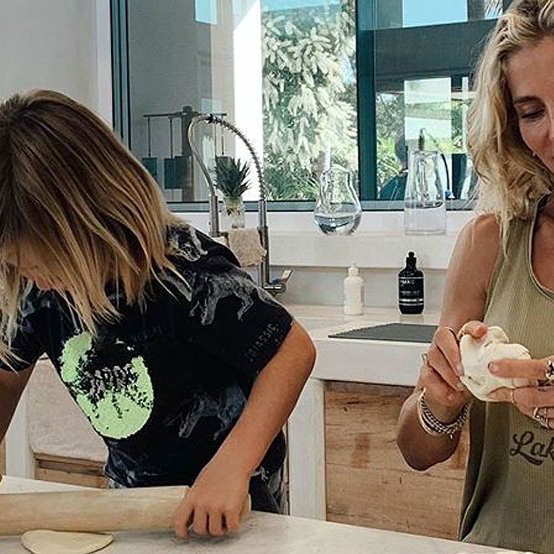 ¡Con las manos en la masa! Elsa Pataky y sus hijos se atreven con el plato estrella de la cocina italiana