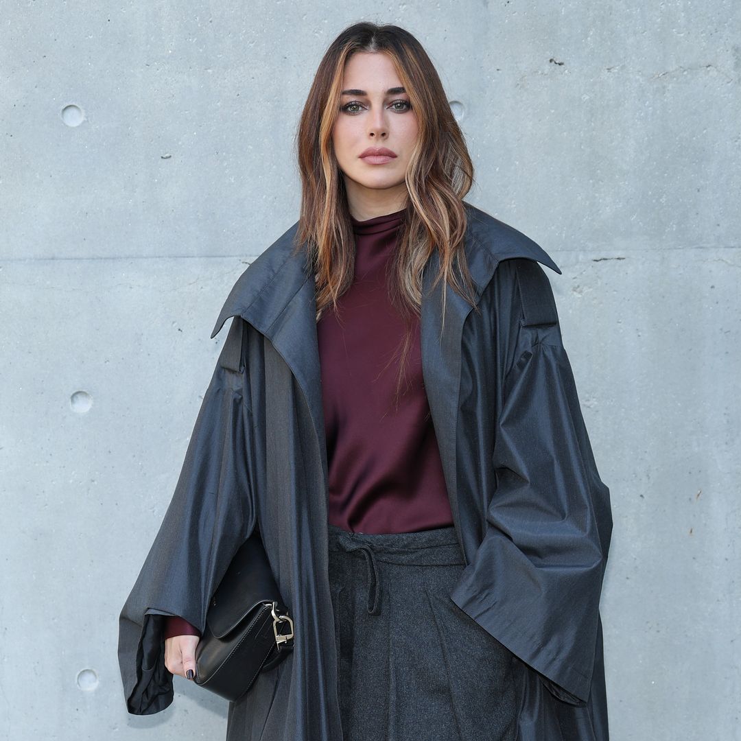 Blanca Suárez inaugura el otoño en Milán con un look de aire gótico: sastrería masculina, burdeos y un abrigo XXL