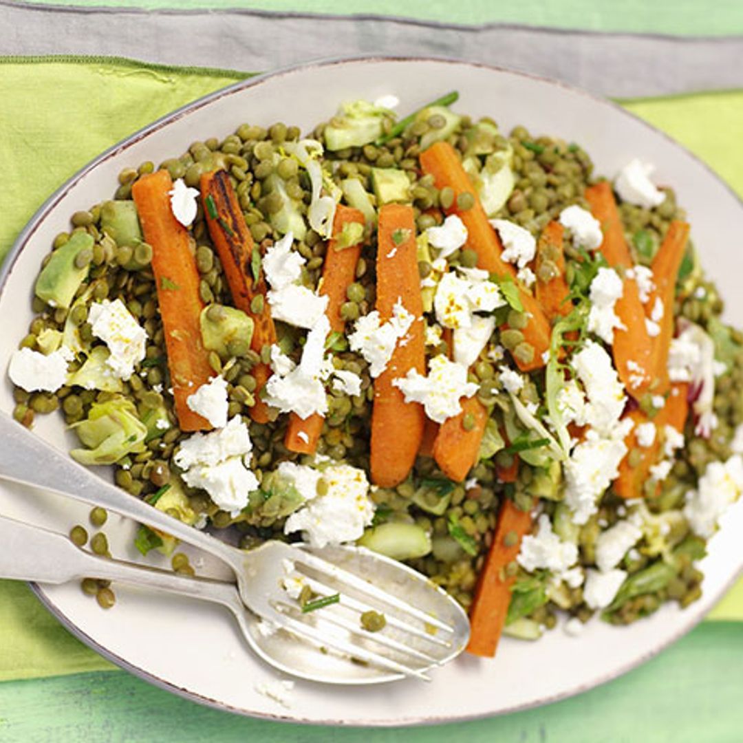 Ensalada templada de lentejas con zanahoria y queso