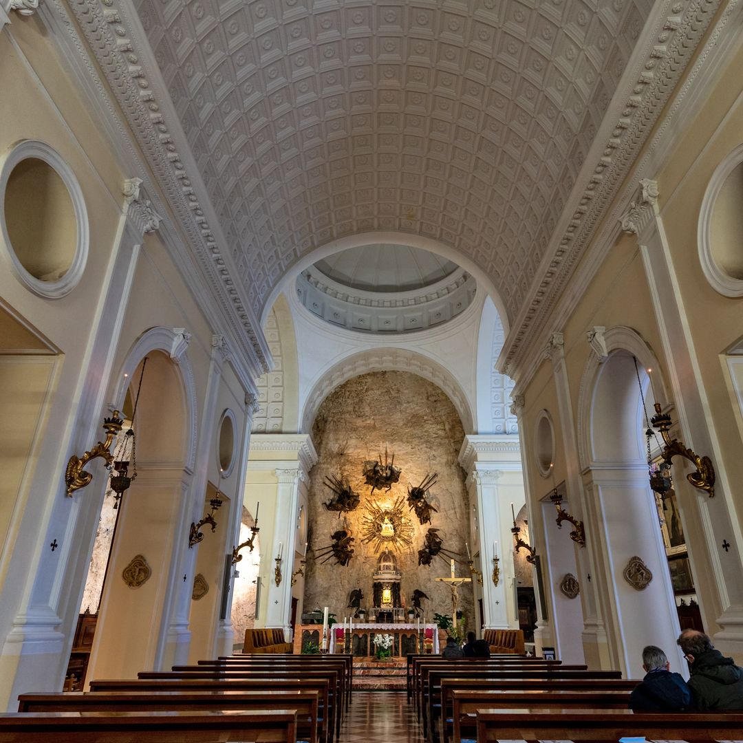 Interior del santuario de la Madonna della Corona, Italia