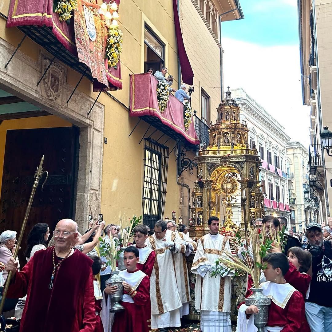 procesion del Corpus con el Santo Grial por las calles de Valencia