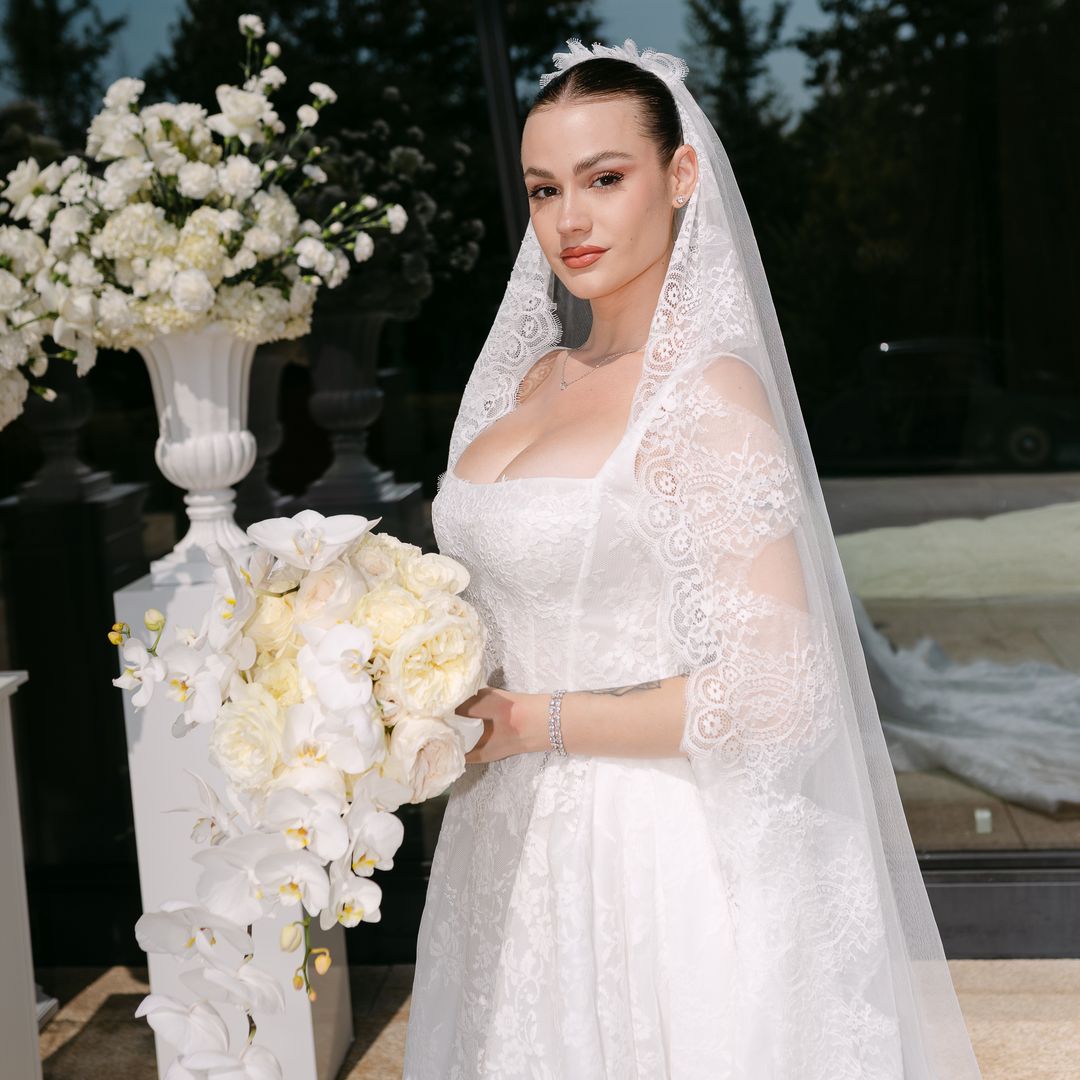 Nadia Jémez, la ‘influencer’, posa con su vestido blanco nupcial de chantilly