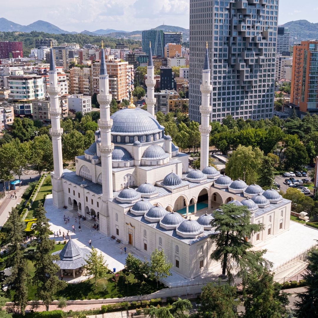 El centro de la ciudad de Tirana, que destaca la Plaza Skanderbeg, la Mezquita Et'hem Bey, la plaza del monumento Skanderbeg, el Teatro de ballet de la Ópera y el edificio Giant Concrete Head, Albania