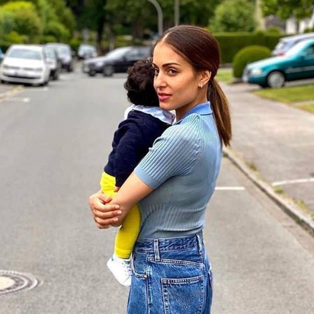 Hiba Abouk y su hijo disfrutan de una relajante siesta en un lugar inesperado