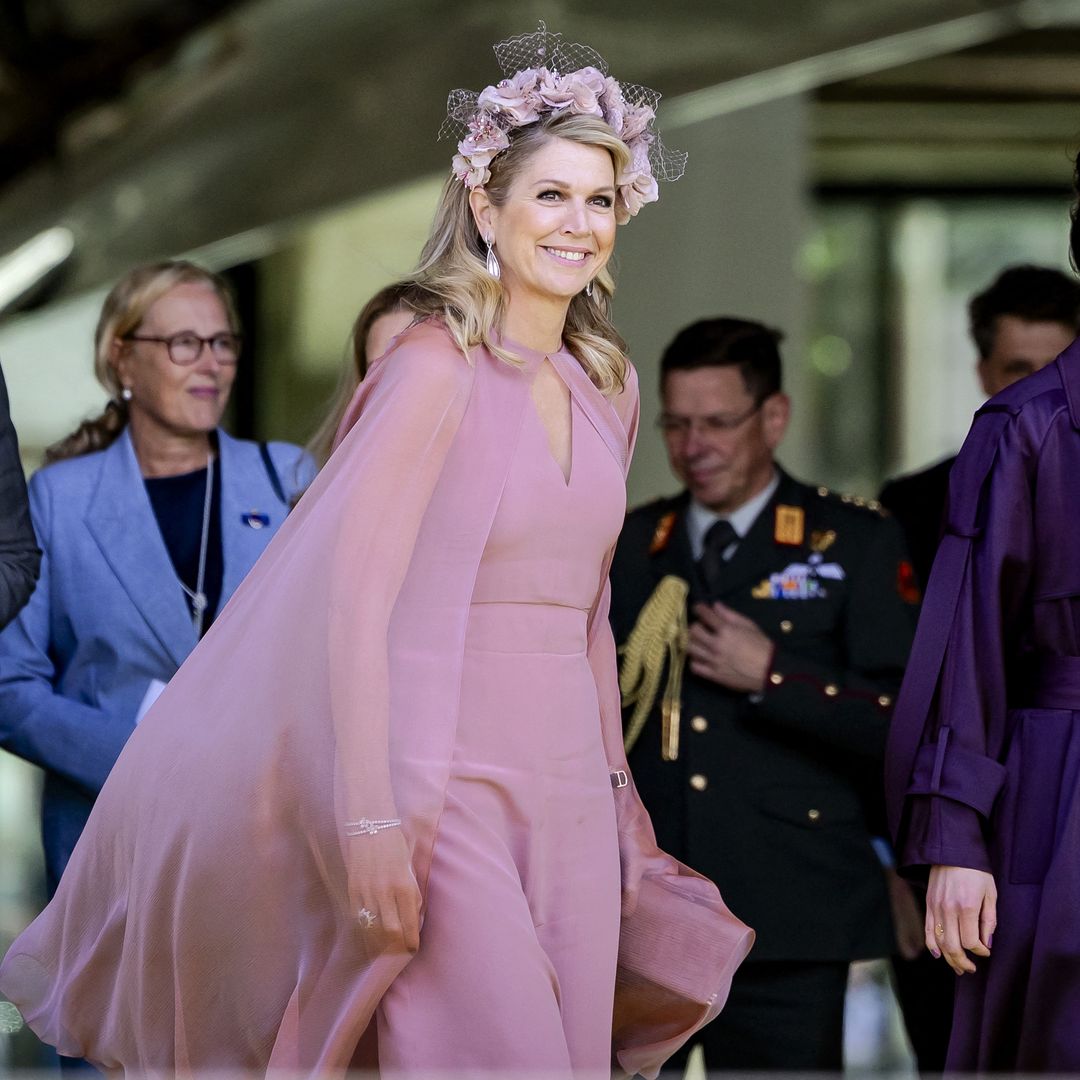 Máxima de Holanda, una ninfa del bosque royal con su vestido-capa y tocado de flores 3D