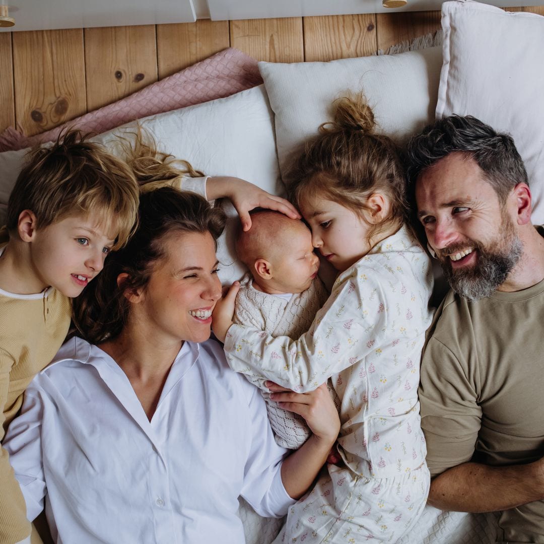 Confirmado por el BOE: quiénes cobrarán la ayuda por hijo en 2026 y el nuevo límite de ingresos para no perderla