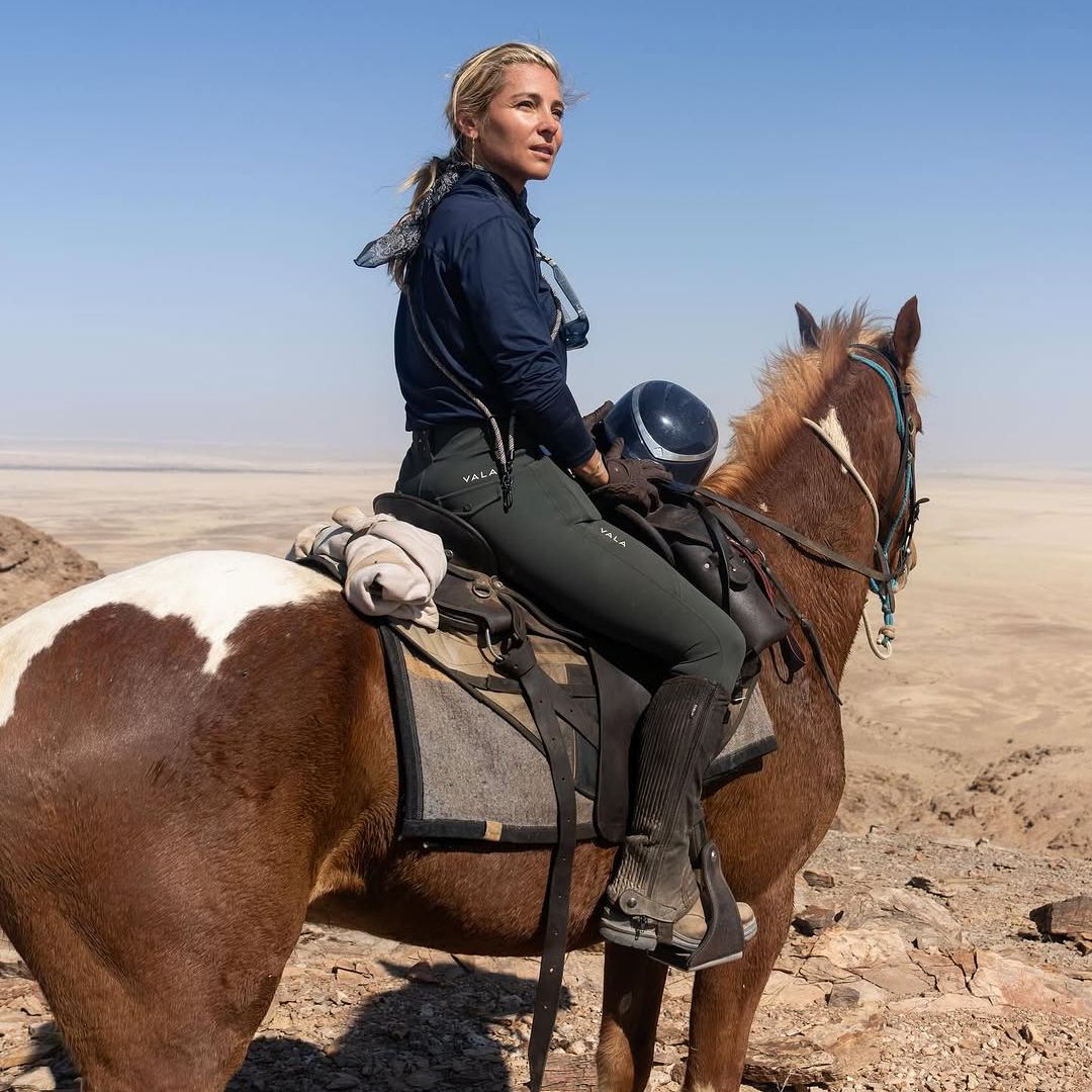 El hipnótico vídeo de Elsa Pataky y su hija, de 13 años, cabalgando a toda velocidad por un desierto en Namibia
