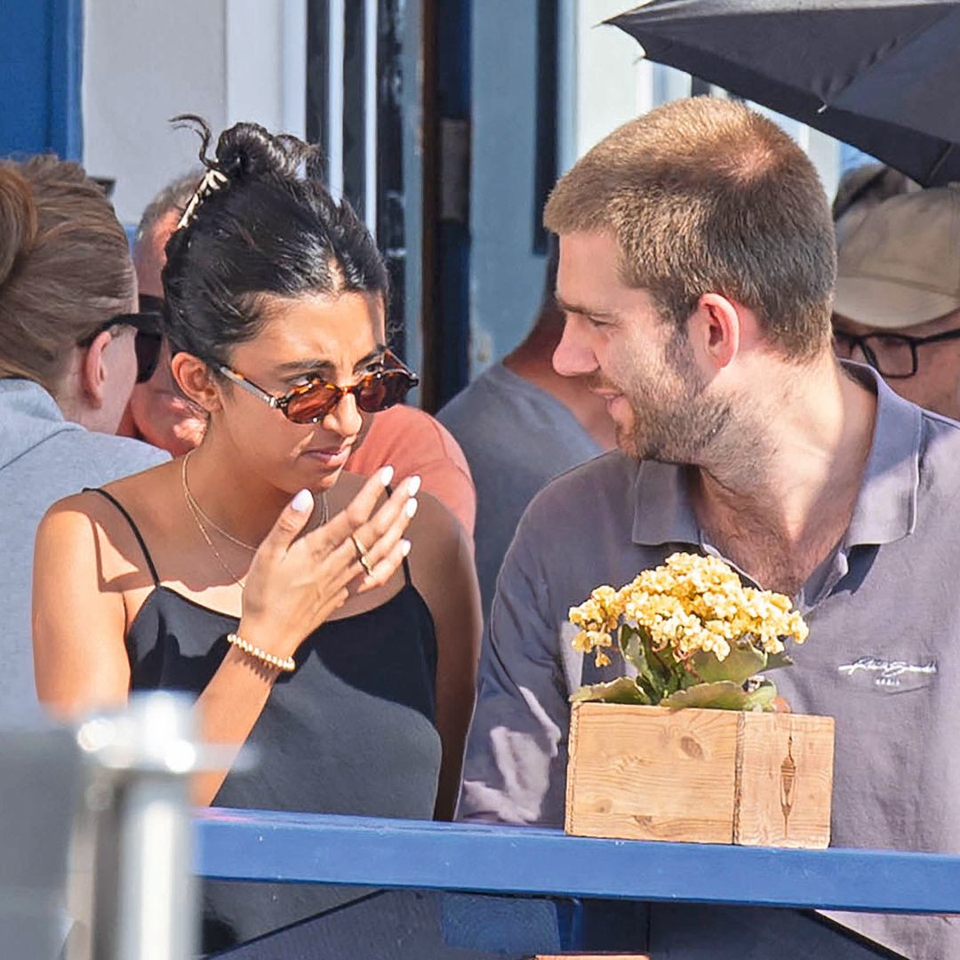 En estas imágenes, la pareja, muy cariñosa, en una tarde de pubs