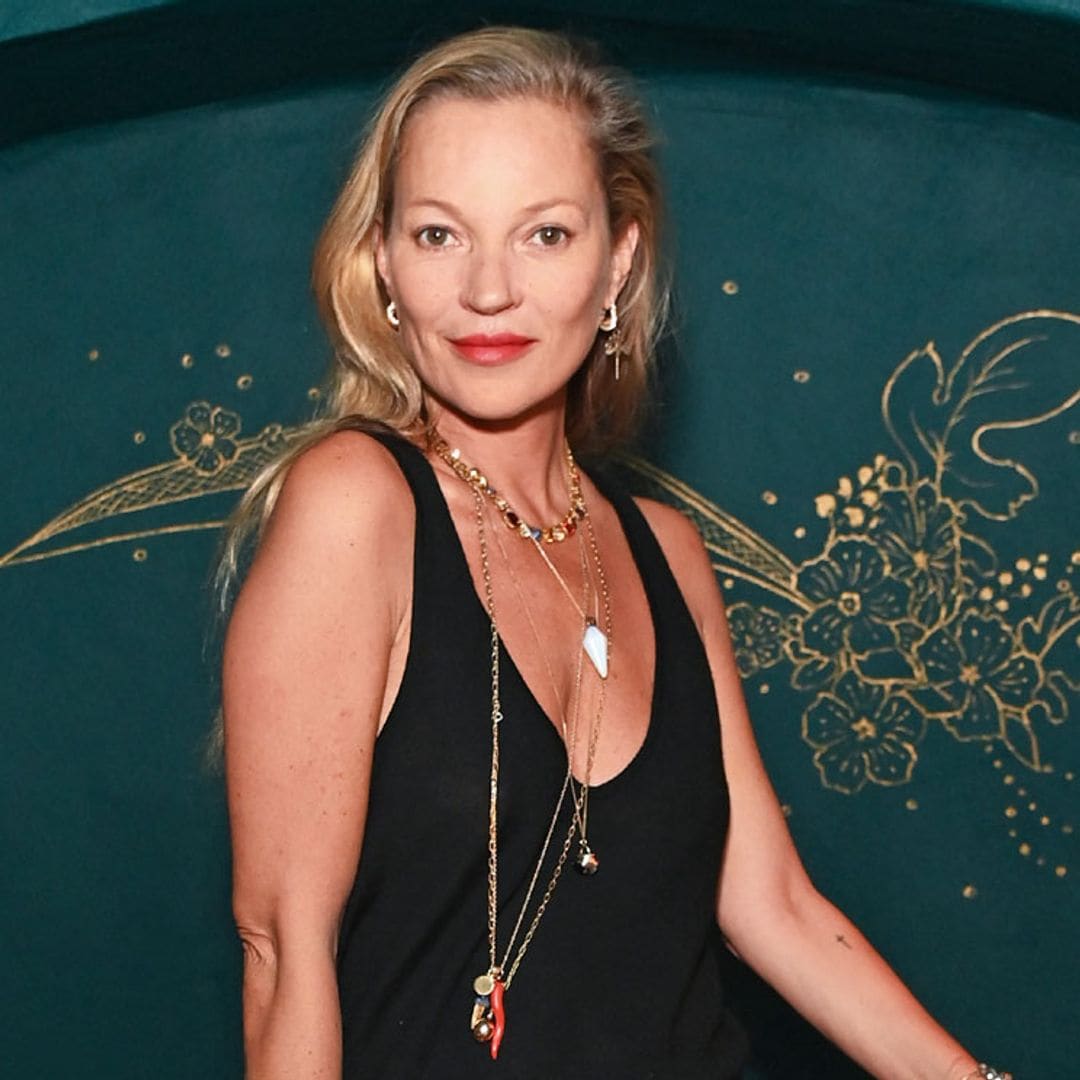 Kate Moss sabe cómo combinar con estilo la falda más elegante del invierno en looks cómodos