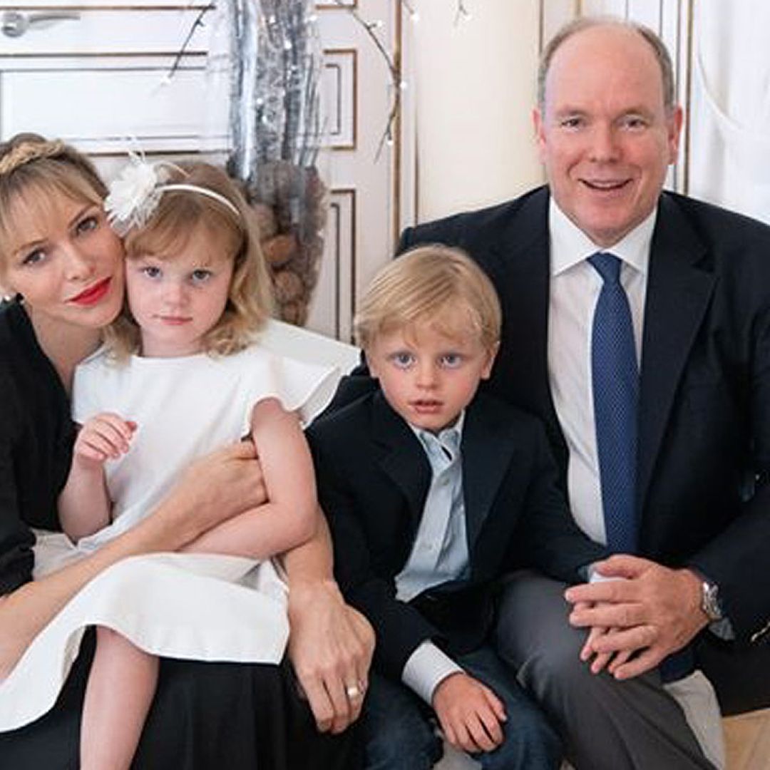 Alberto y Charlene de Mónaco celebran su aniversario con una estampa familiar de lo más 'glamourosa'