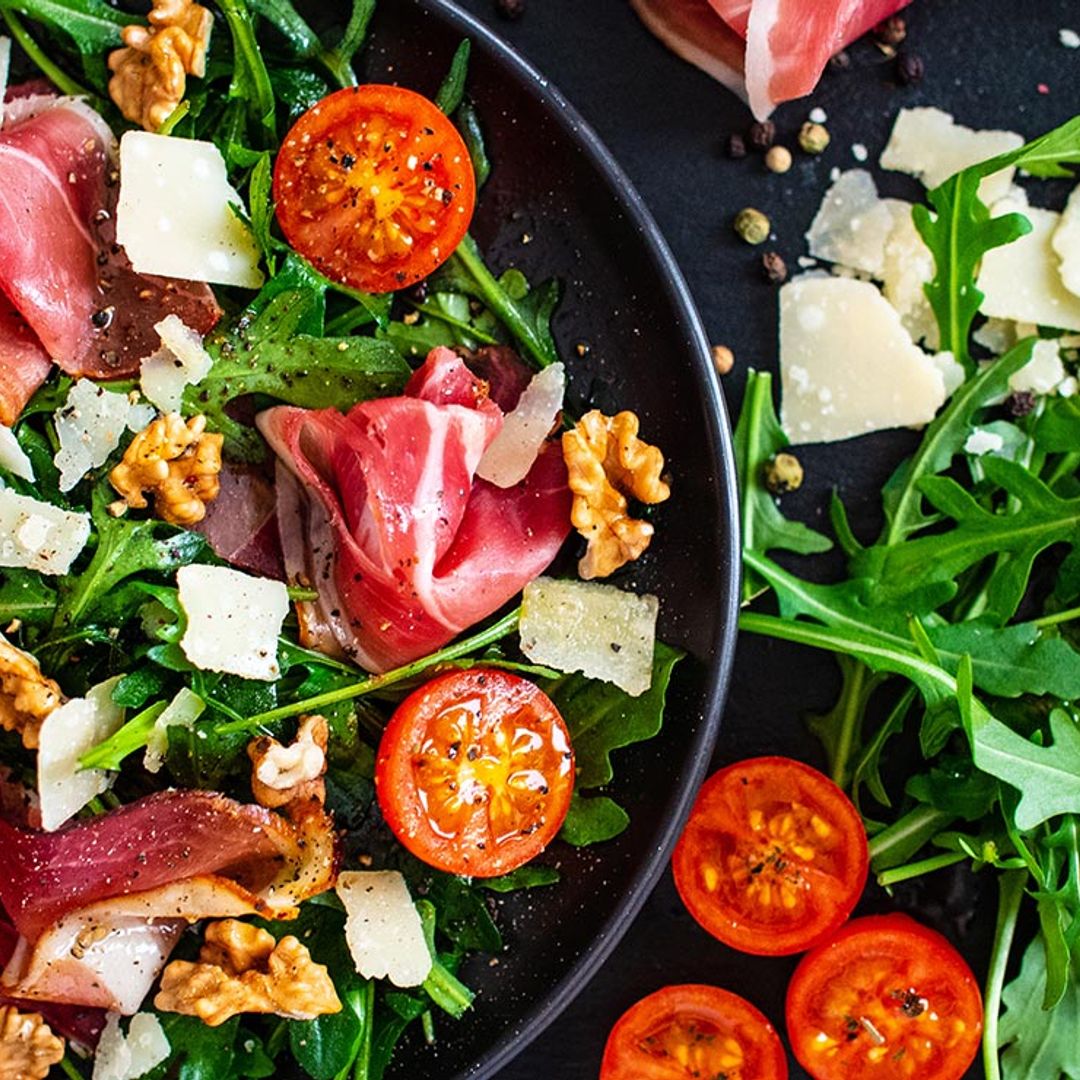 Ensalada de rúcula, jamón, tomate y parmesano