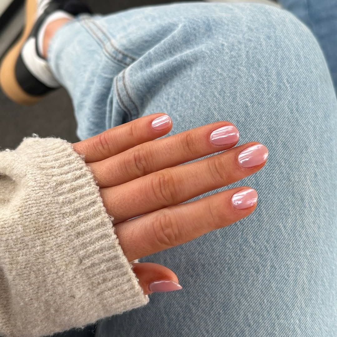 Manicura 'rose water chrome': la tendencia que reinventa las uñas rosas esta primavera