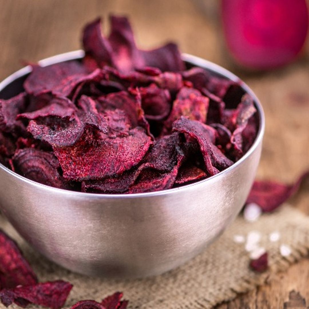 'Chips' de remolacha con crema Camembert