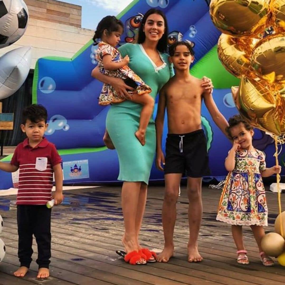 Georgina Rodríguez presenta a sus 'nietos' en una divertida tarde de juegos con los niños