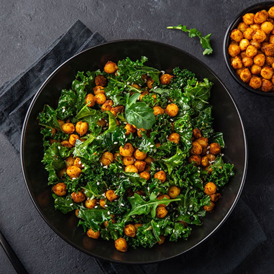 Ensalada verde con garbanzos fritos