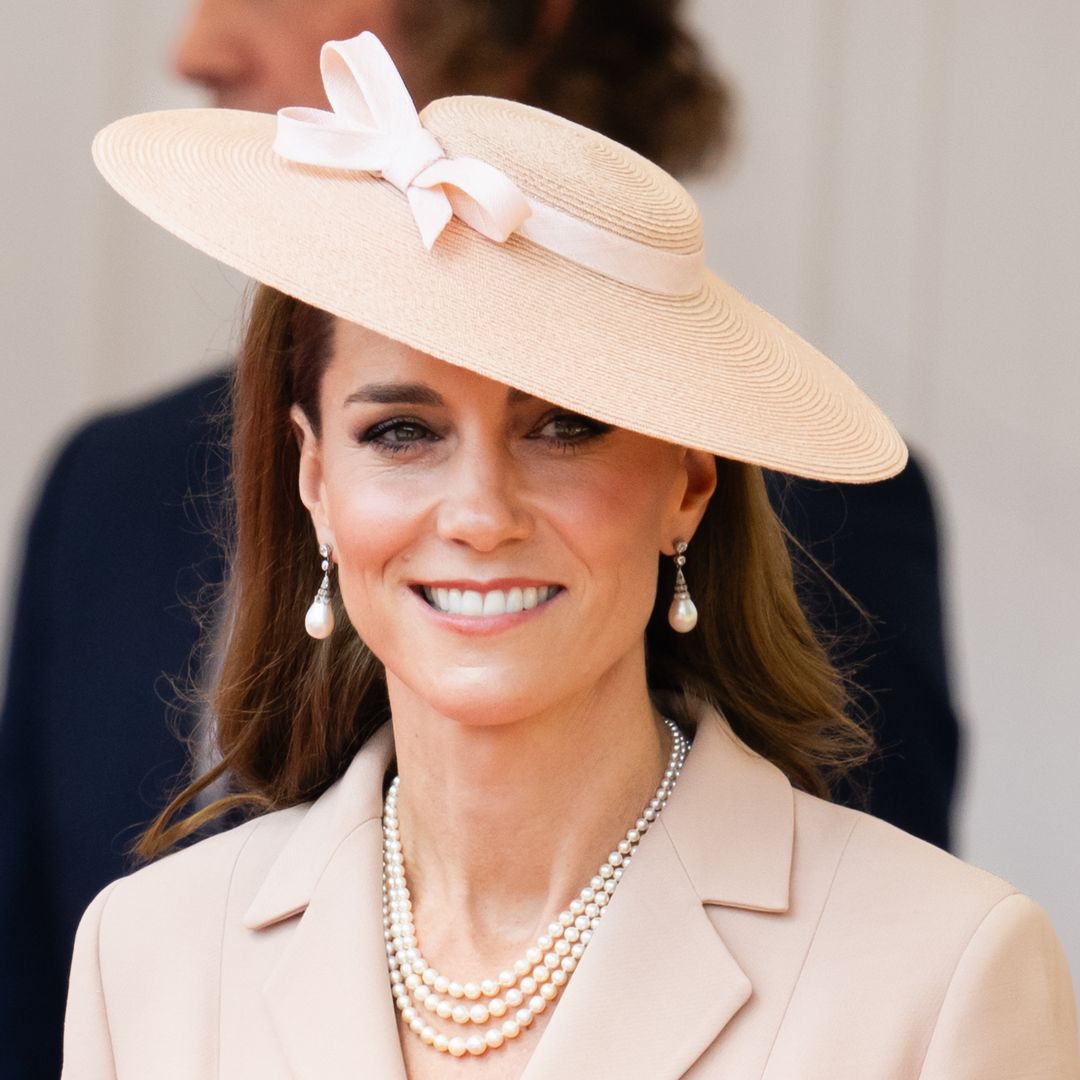 Kate Middleton apuesta por el 'New look' de Dior para recibir a los Macron