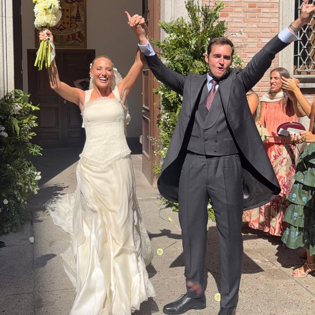 Fuen Albadalejo se convierte en la novia del otoño con su vestido marfil de escote cuadrado y un espectacular velo de encaje amantillado para su boda en Madrid