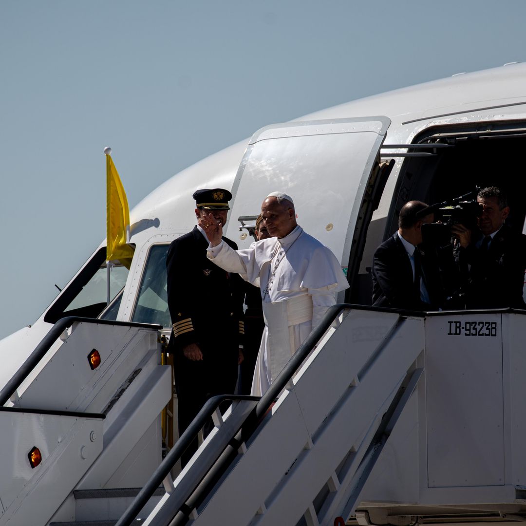 El papa León XIV se despide de Madrid antes de embarcar rumbo a Barcelona desde el aeropuerto Adolfo Suárez Madrid-Barajas
