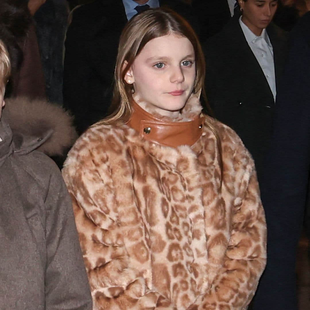 Gabriella de Mónaco (10) supera a su madre y se convierte en la 'royal' más atrevida gracias a este abrigo de pelo con estampado de leopardo