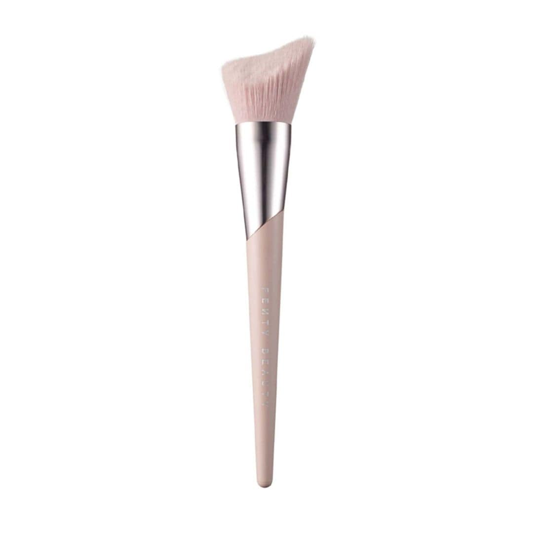 Cheek-Hugging Bronzer Brush, de Fenty Beauty (38 euros), es una brocha que se adapta a la perfección a las curvas de la mejilla, sienes y curva de la mandíbula con cerdas sintéticas suaves.