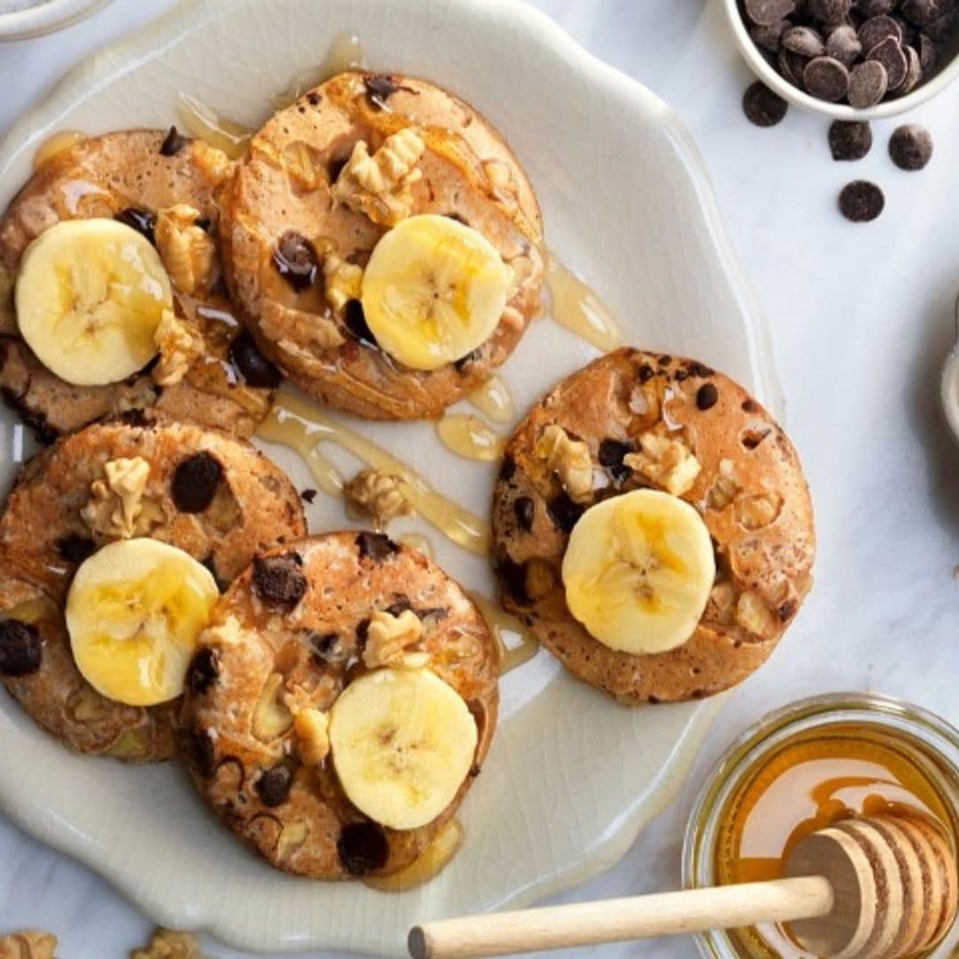 Tortitas de plátano y avena con 'chips' de chocolate