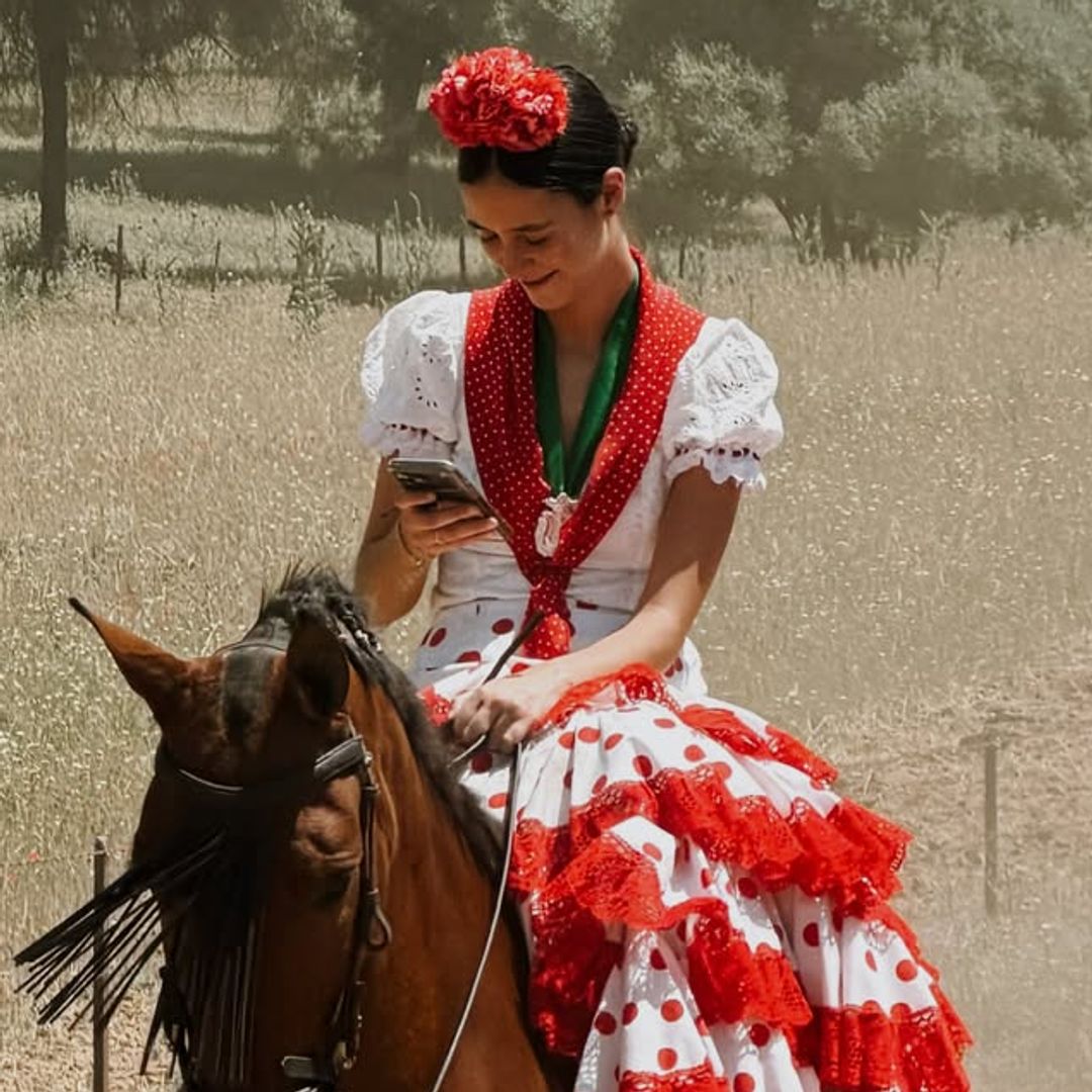La espectacular bata rociera de lunares rojos con la que Victoria Federica de Marichalar ha conquistado El Rocío a caballo