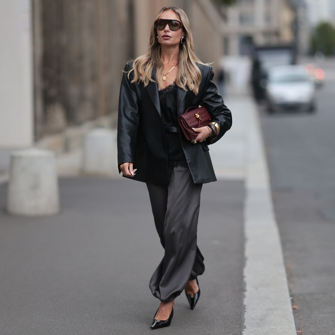 Pantalones satinados: la tendencia del invierno 2026 que elevará todos tus looks