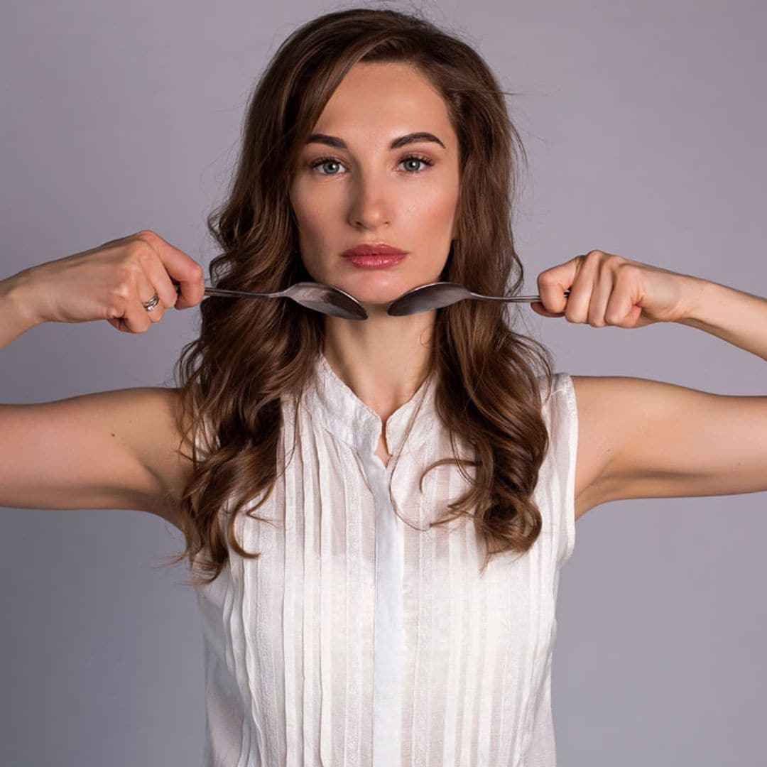 El masaje facial con dos cucharas para tonificar tu piel (y que se ha hecho viral)